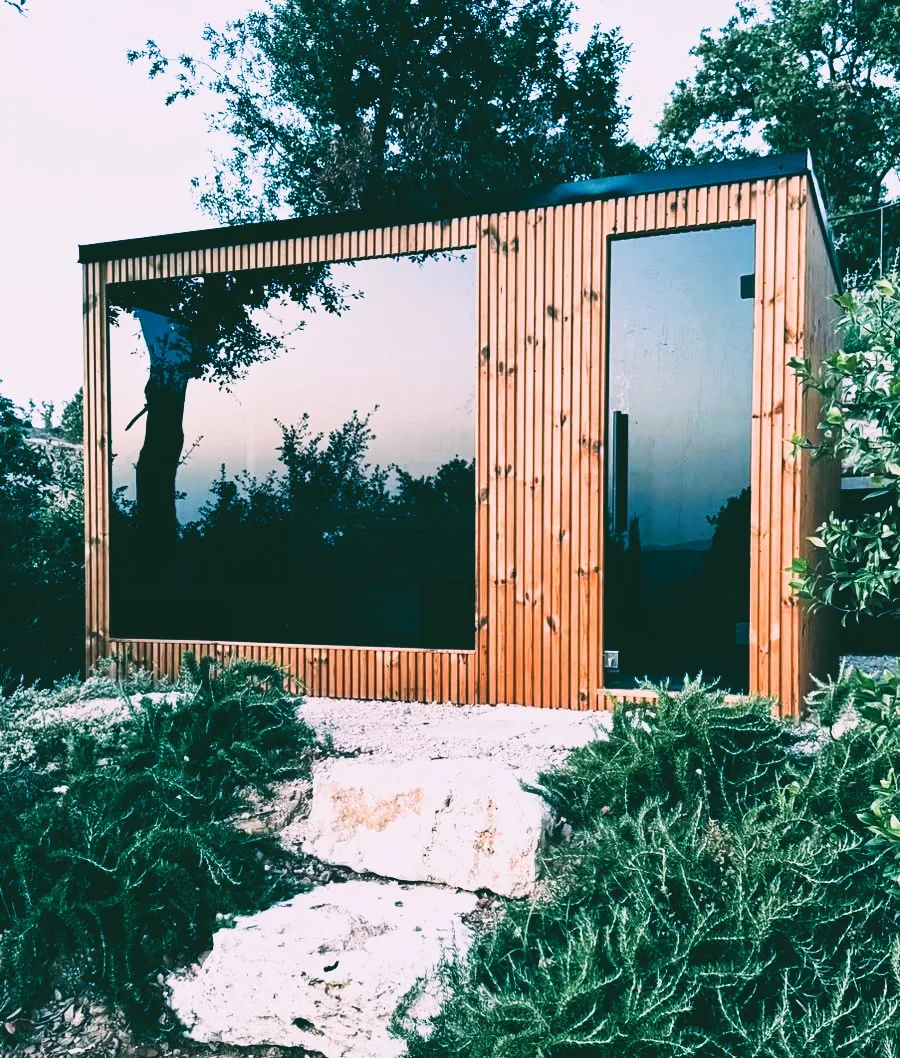 Moderne Gartensauna mit Glasfront im mediterranen Garten
